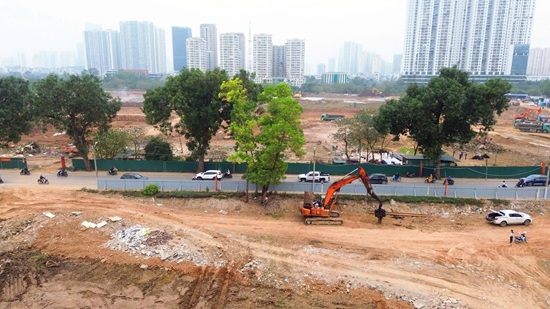 Hanoi adjusts traffic on many routes around the Me Tri lake construction area. Photo by Tuan Khai