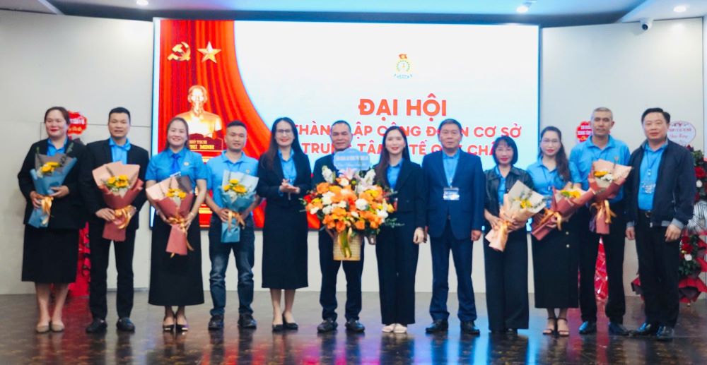 퀴쩌우 의료 센터 기초 노동조합이 212명의 조합원과 함께 출범했습니다. 사진: 응에안 노동조합