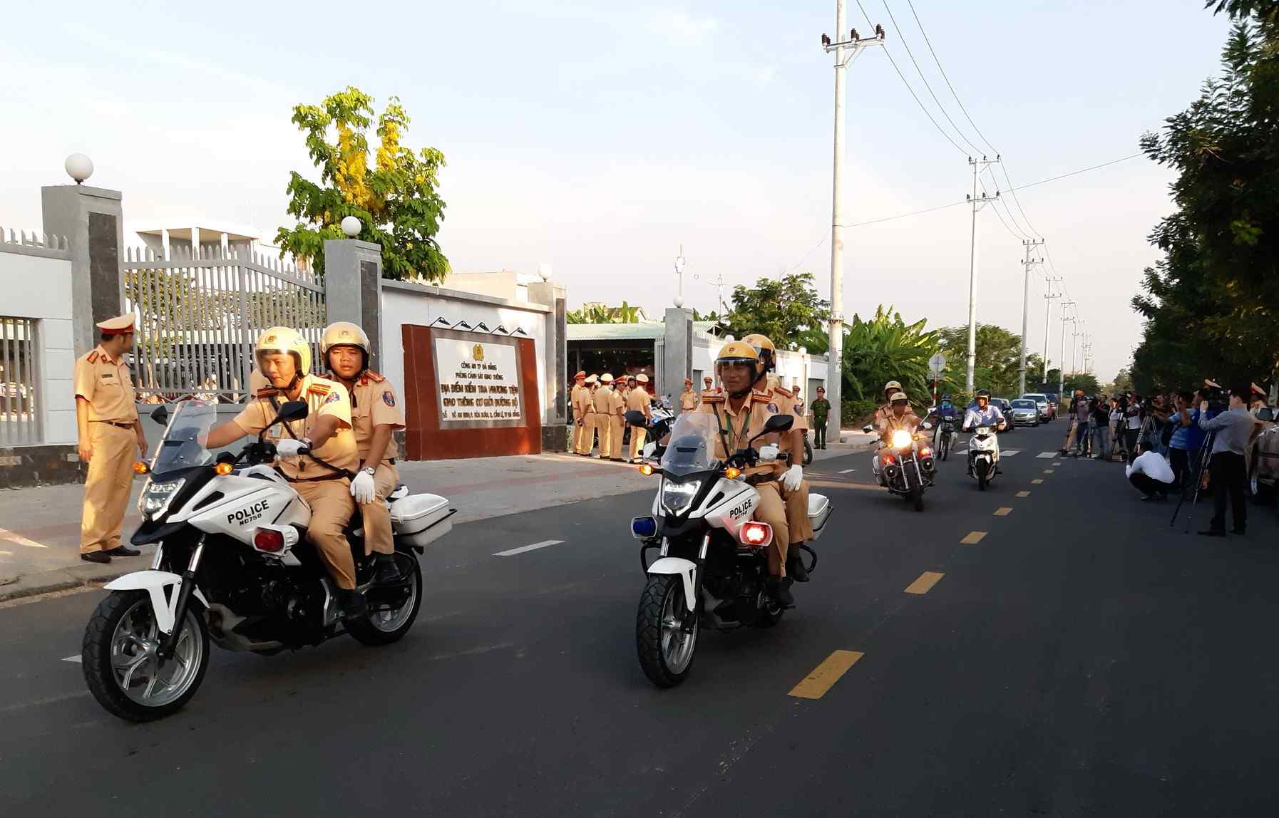Da Nang Traffic Police deployed to protect the election. Photo: Tra Ban