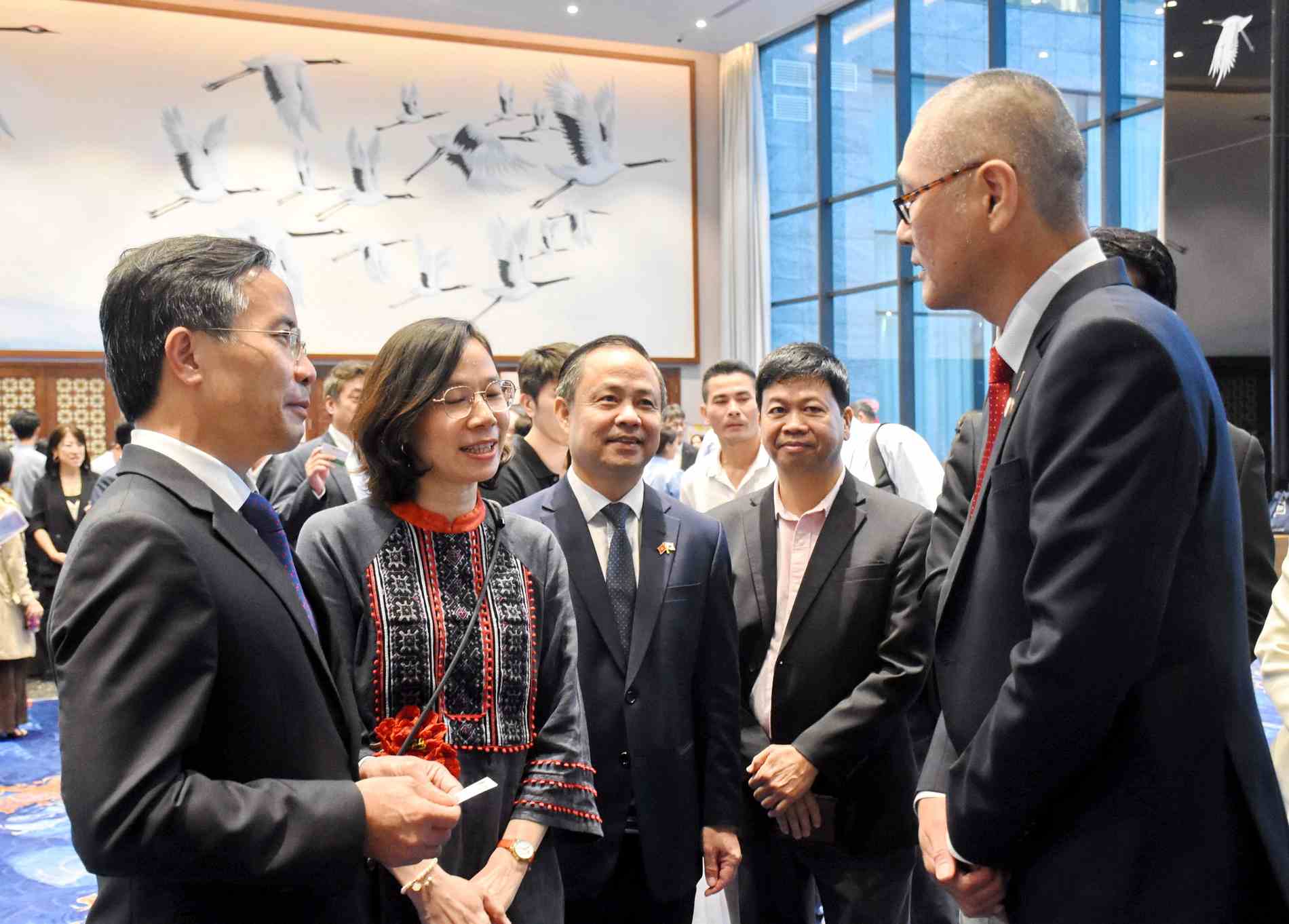 Mr. Pham Duc An, Chairman of Da Nang City People's Committee (far left) exchanges with Japanese investors. Photo: Nguyen Thanh