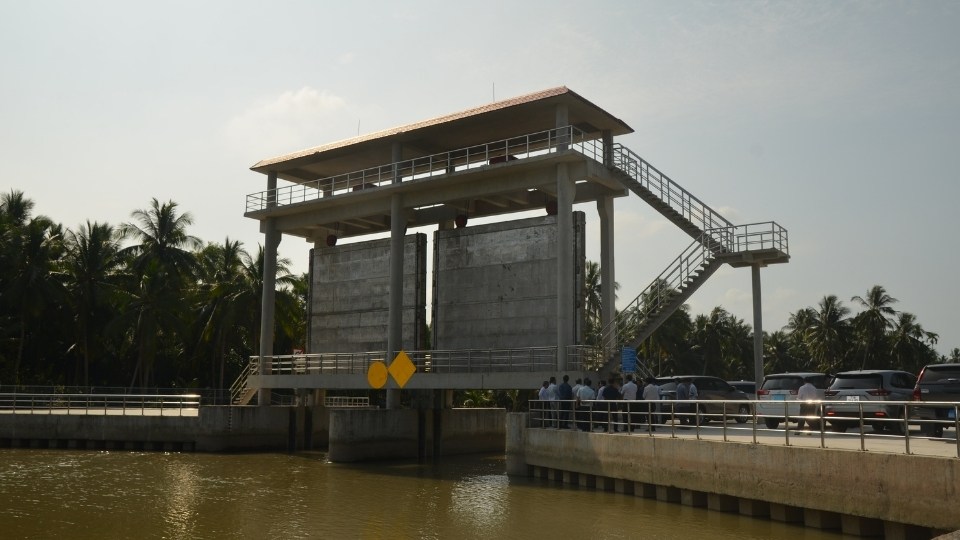 Hệ thống cống thủy lợi được vận hành linh hoạt để lấy nước ngọt vào nội đồng. Ảnh: Hoàng Lộc