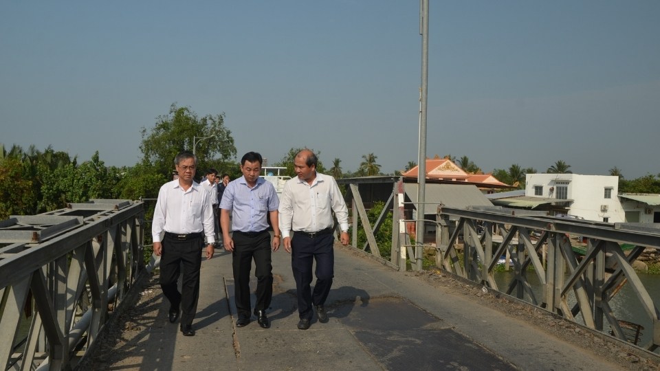 Ngành chức năng tăng cường kiểm tra hệ thống thủy lợi ứng phó hạn hán, xâm nhập mặn. Ảnh: Hoàng Lộc