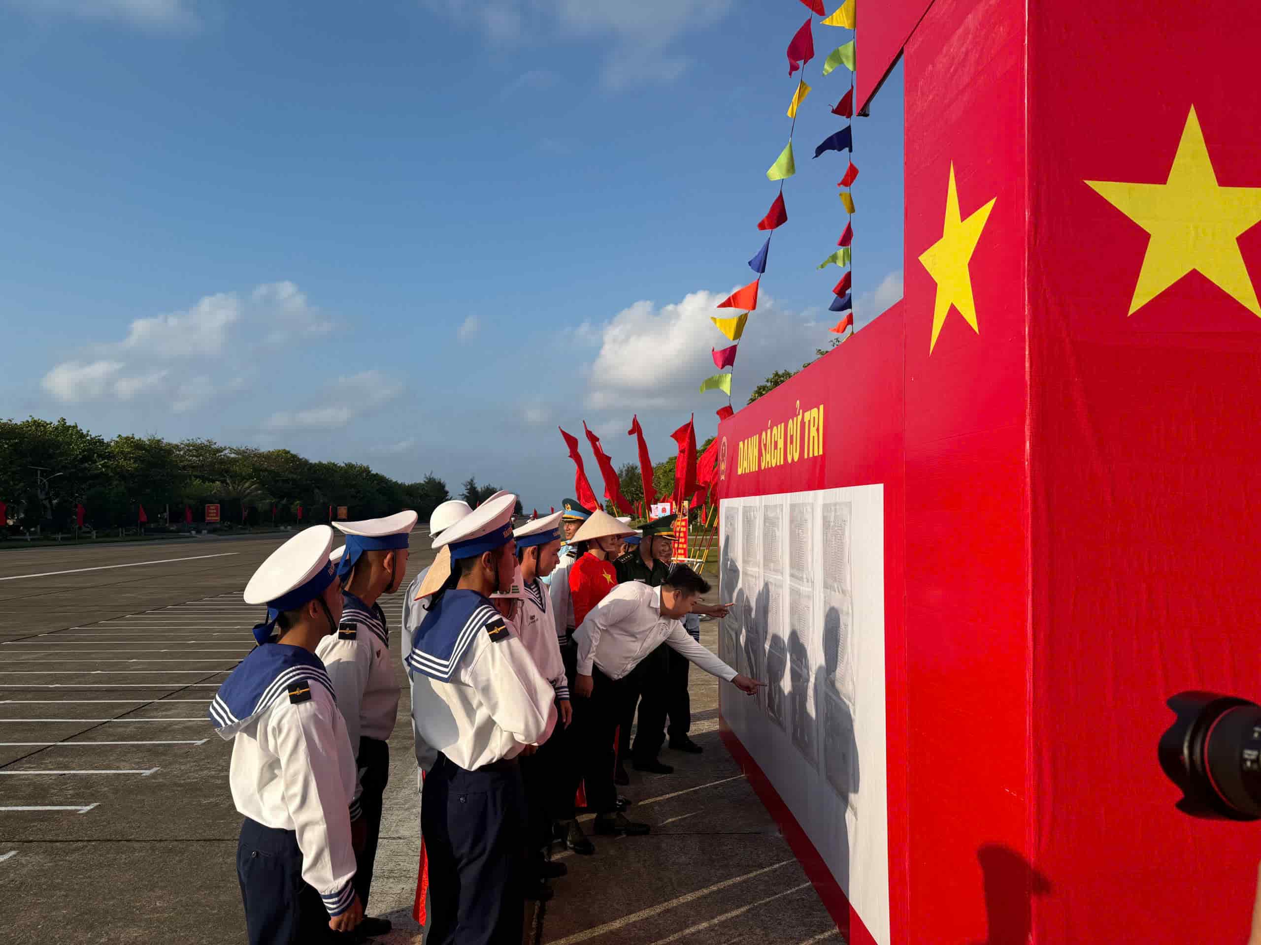 Voters on Truong Sa island see the list of voters listed. Photo: Son Ca