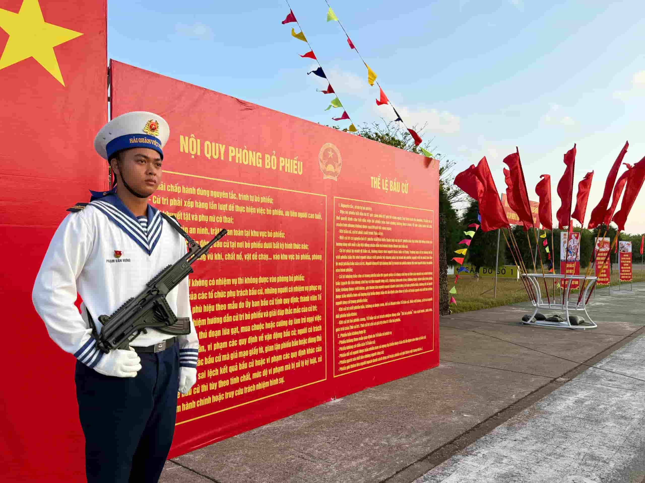 Khu vực bỏ phiếu số 14 đã hoàn tất mọi công tác chuẩn bị, bảo đảm đúng quy định của Luật Bầu cử Quốc hội và HĐND. Ảnh: Sơn Ca