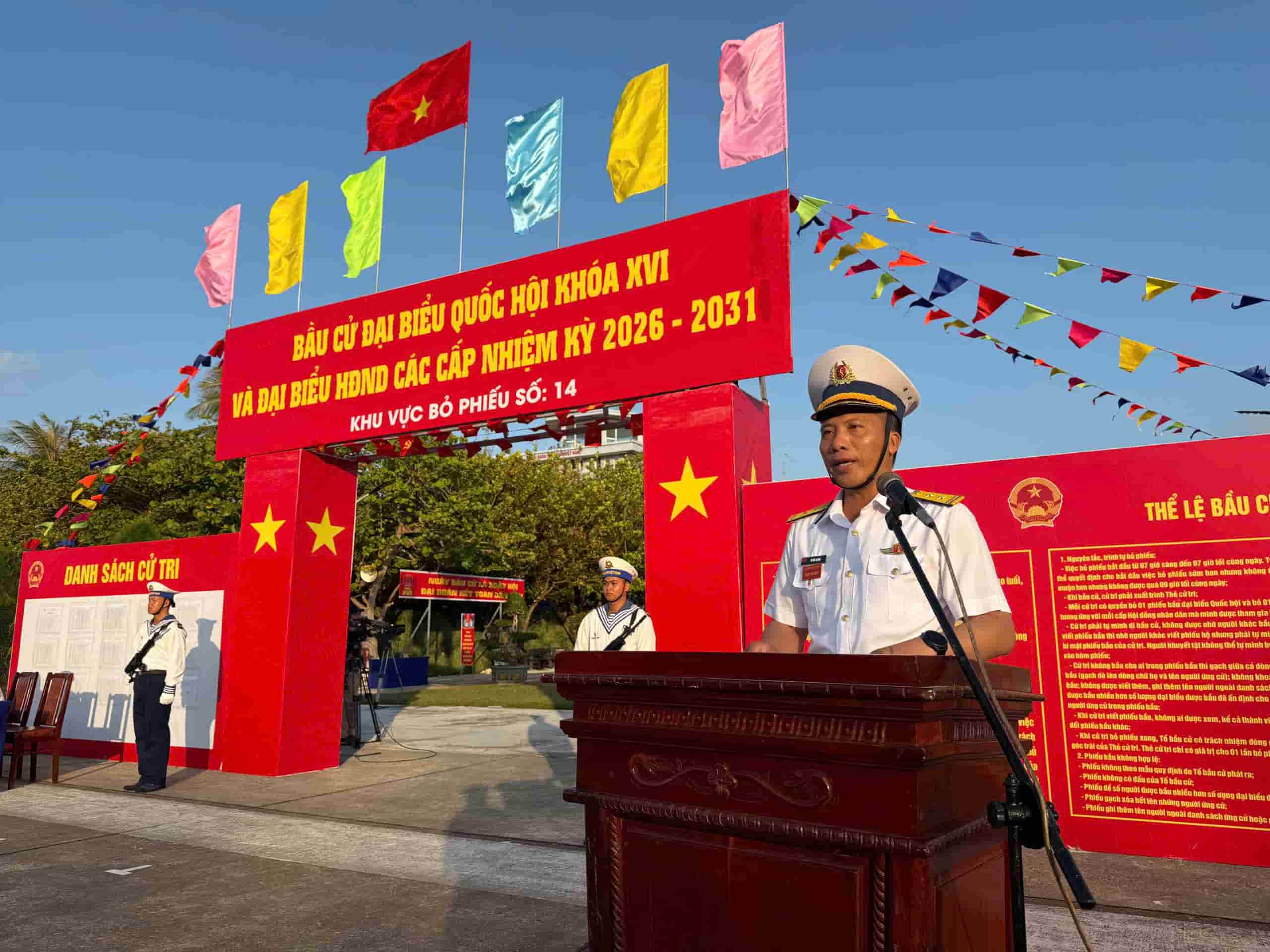 Trung tá Vũ Đức Quỳnh, Chỉ huy trưởng đảo Trường Sa-Tổ trưởng tổ bầu cử đảo Trường Sa luyện tập phần quán triệt nội quy Phòng bỏ phiếu và thể lệ bầu cử. Ảnh: Sơn Ca