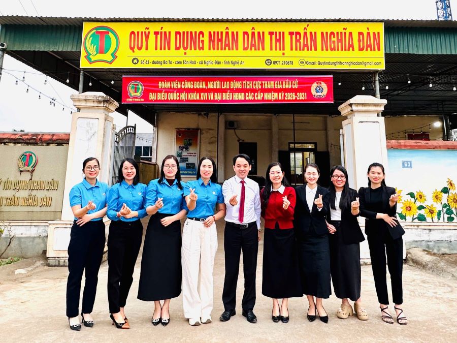 Nghia Dan Commune Trade Union promotes election propaganda to workers and laborers. Photo: Nghe An Trade Union