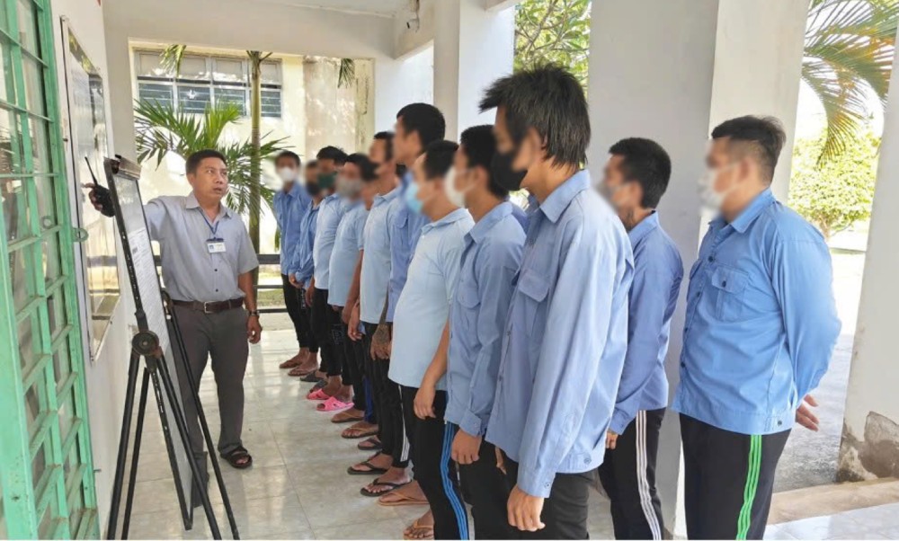 Cán bộ cơ sở đang hướng dẫn các học viên về quy trình bầu cử. Ảnh: Bình An