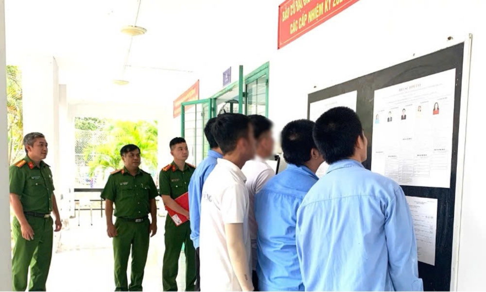 In the central areas and student dormitories, signs listing voter lists and summary biographies of candidates are arranged solemnly, convenient for monitoring. Photo: Binh An