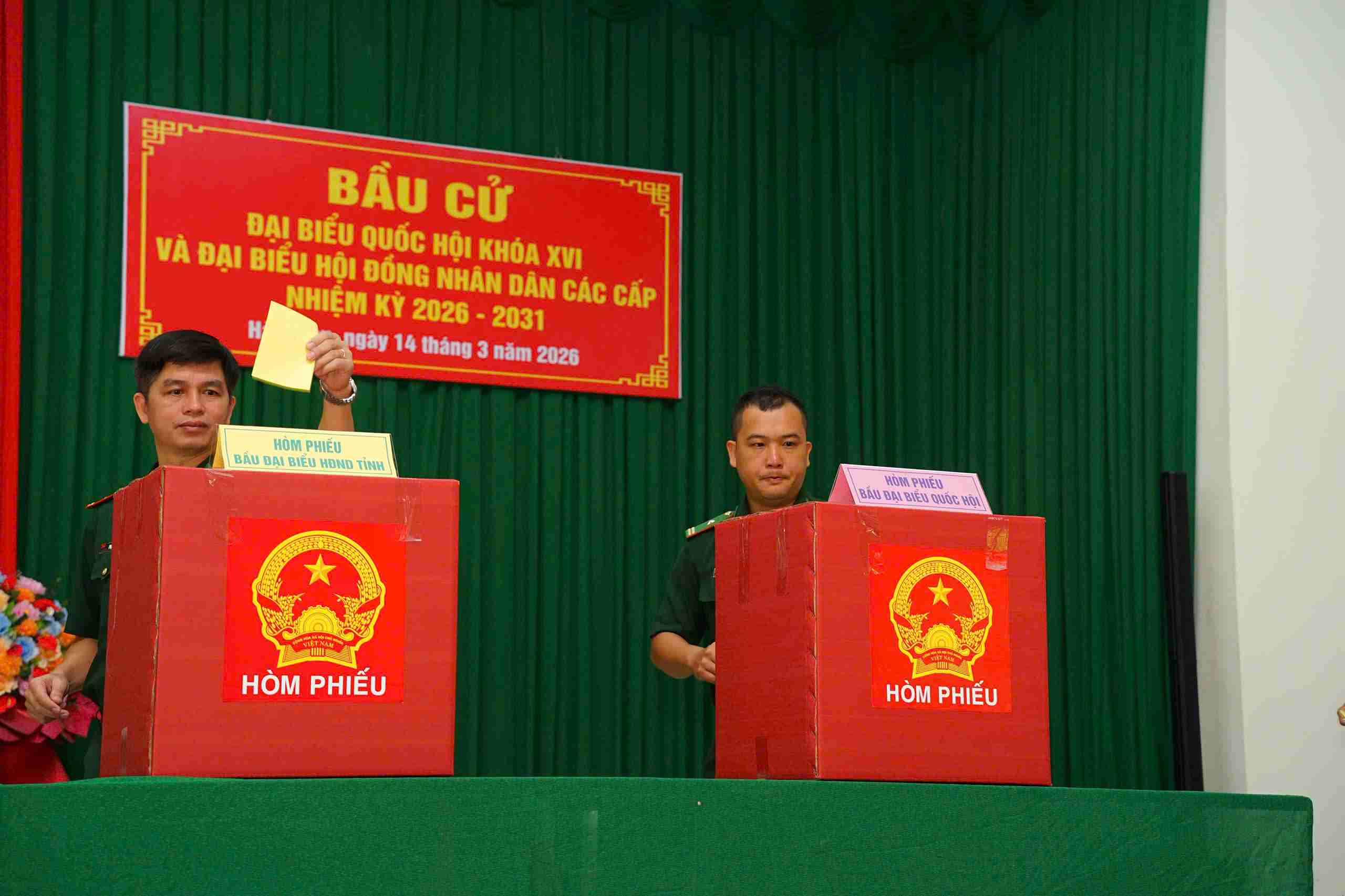 Cử tri các khu vực bỏ phiếu sớm trên địa bàn tỉnh Lâm Đồng gửi gắm niềm tin vào lá phiếu để lựa chọn những đại biểu tài, đức vẹn toàn. Ảnh: Nguyễn Nam 