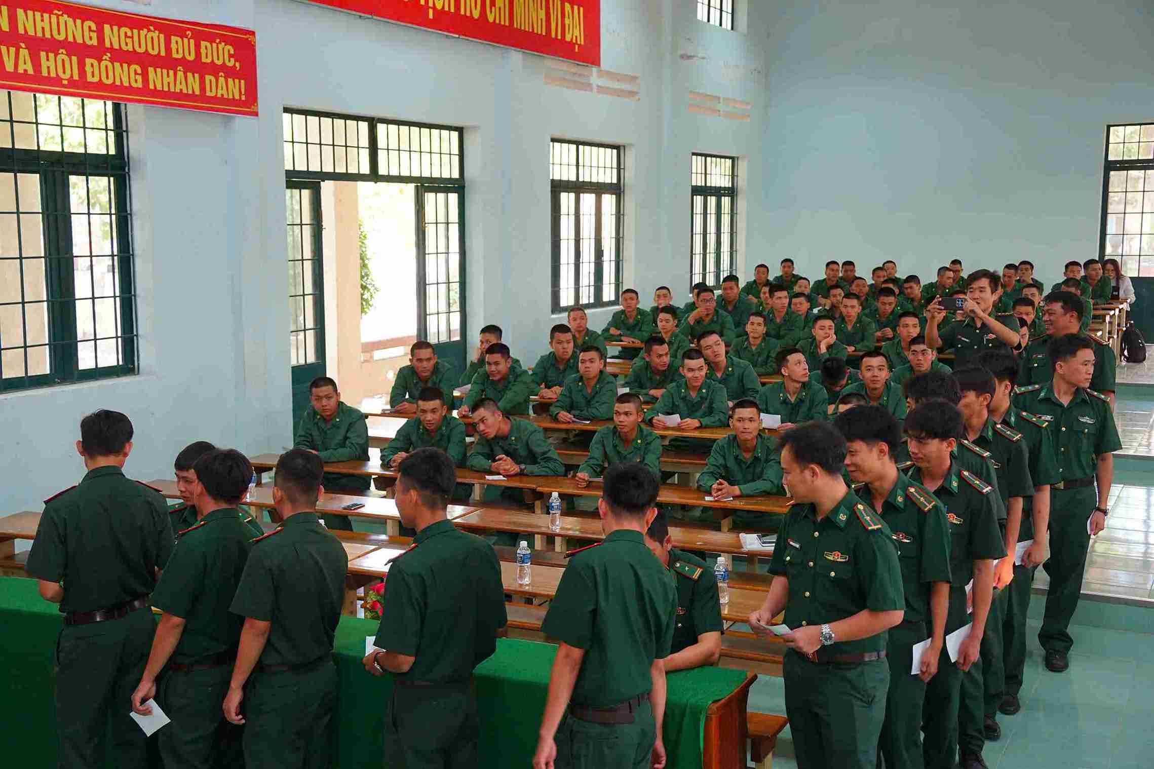  Đây là lần đầu tiên thực hiện quyền công dân của nhiều cử tri tại 5 khu vực bỏ phiếu sớm tại tỉnh Lâm Đồng. Ảnh: Nguyễn Nam 