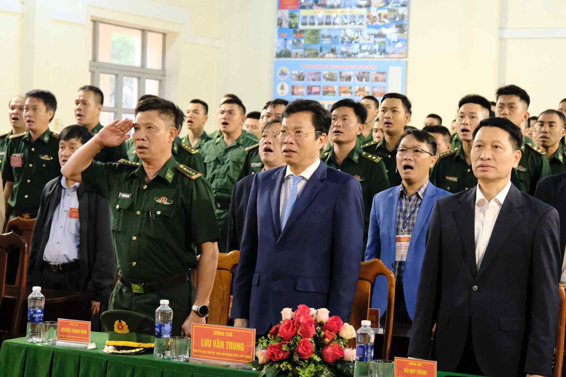 Ông Lưu Văn Trung – Phó Bí thư Tỉnh ủy, Chủ tịch HĐND tỉnh, Chủ tịch Ủy ban Bầu cử tỉnh Lâm Đồng – dự khai mạc tại khu vực bỏ phiếu Tiểu đoàn Huấn luyện - Cơ động 1, xã Thuận Hạnh. Ảnh: Hoàng Dương 