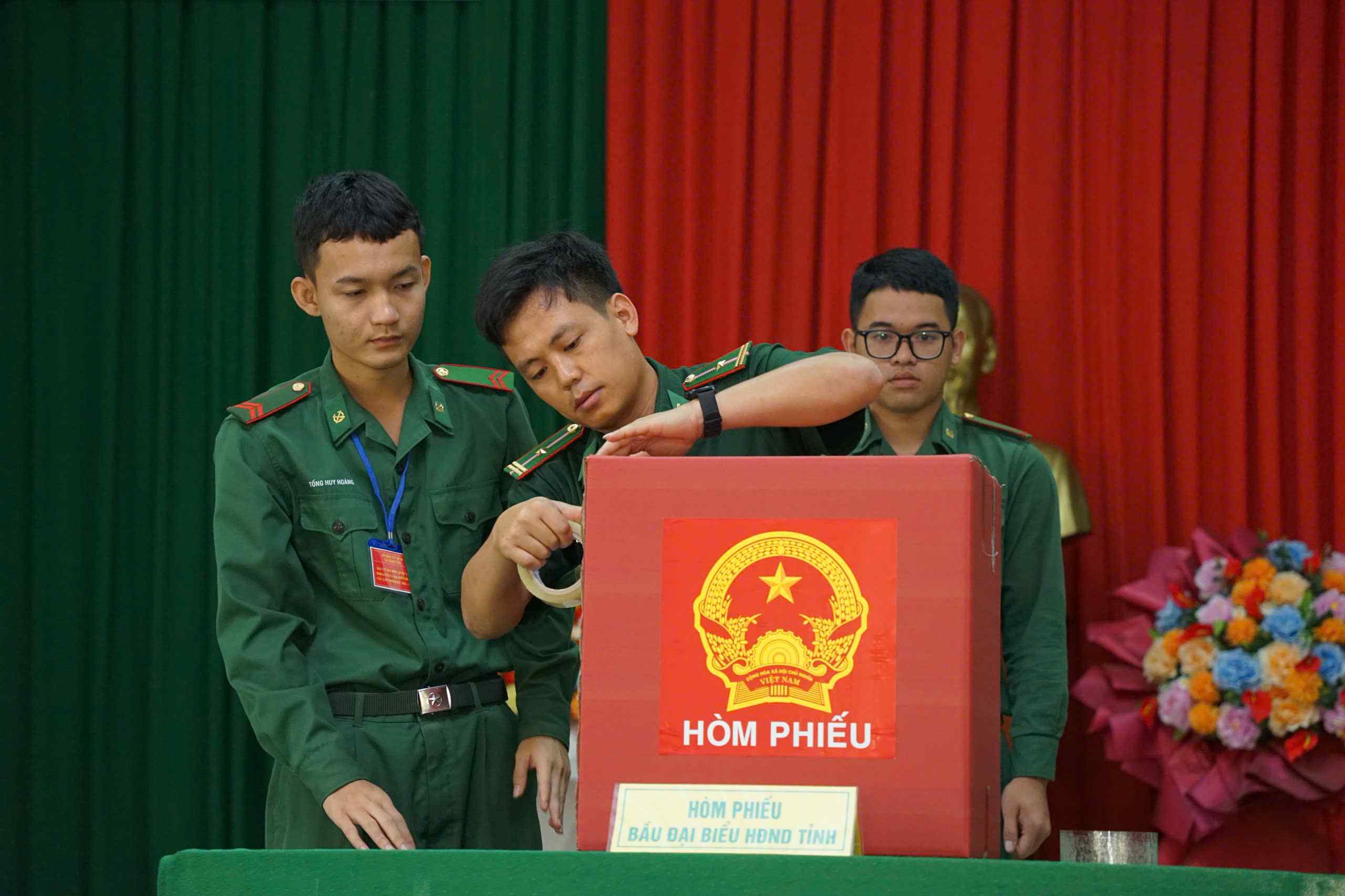 Niêm yết thùng phiếu trước khi bỏ phiếu bầu đại biểu Quốc hội khóa XVI và đại biểu HĐND các cấp nhiệm kỳ 2026 - 2031. Ảnh: Phúc Khánh 