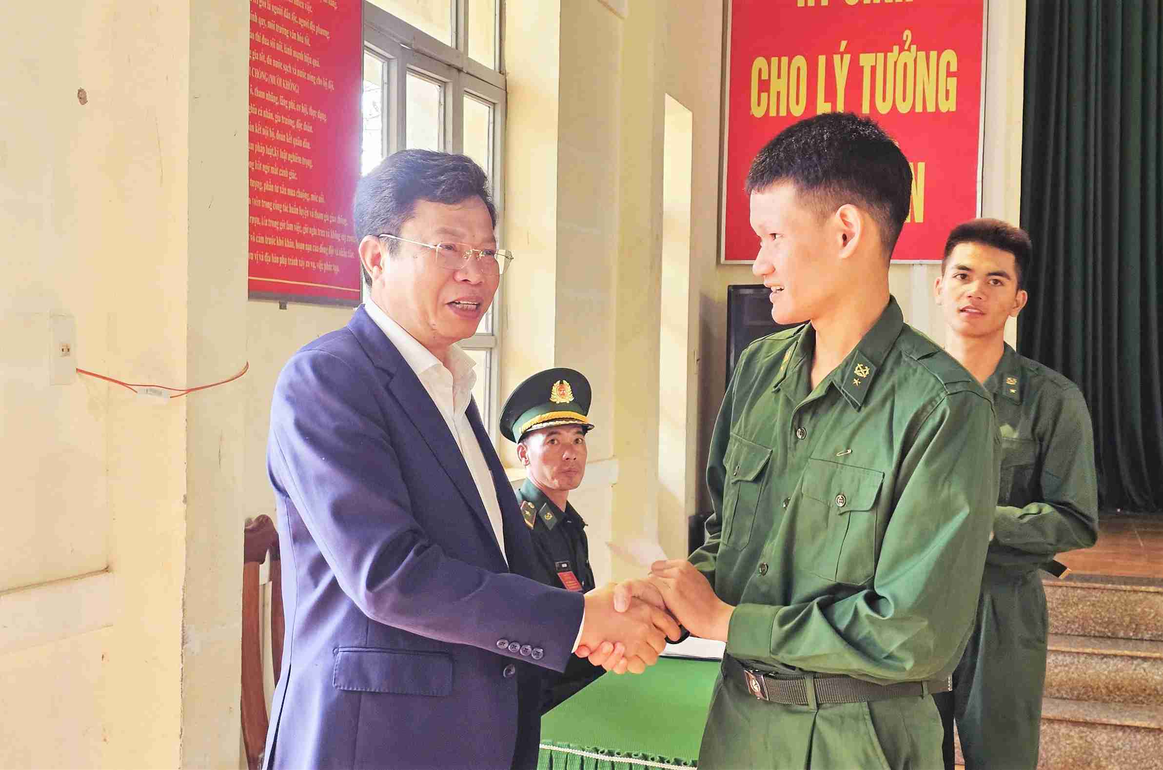 Phó Bí thư Tỉnh ủy, Chủ tịch Ủy ban Bầu cử tỉnh Lâm Đồng Lưu Quang Trung thăm hỏi cán bộ, chiến sĩ tại khu vực bỏ phiếu. Ảnh: Đạo Hoàng 