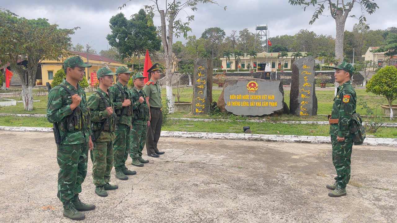  Sau khi bỏ phiếu, cán bộ, chiến sĩ tại 5 khu vực bầu cử sớm nhanh chóng lên đường làm nhiệm vụ bảo đảm an ninh, trật tự cho cuộc bầu cử. Ảnh: Nguyễn Nam 