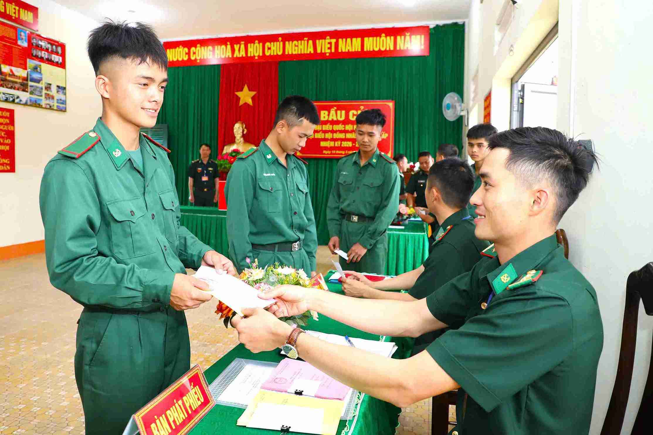 Hạ sĩ Phạm Quốc Dũng, Đồn Biên phòng Đắk M'Bai nhận phiếu để thực hiện quyền và nghĩa vụ công dân. Ảnh: Phúc Khánh 