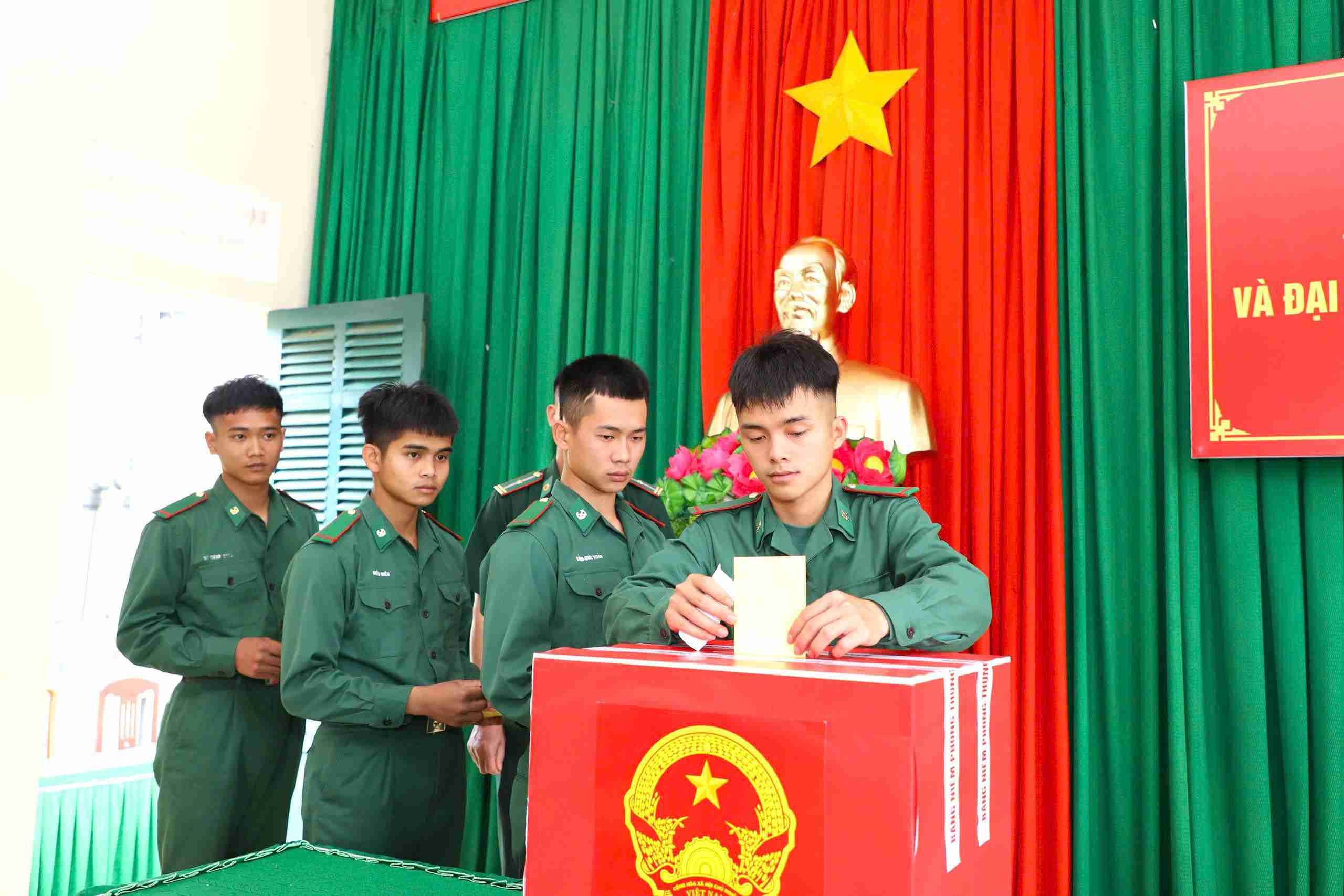 Lam Dong province has 5 areas organizing early elections on the 13th. 3. Photo: Phuc Khanh