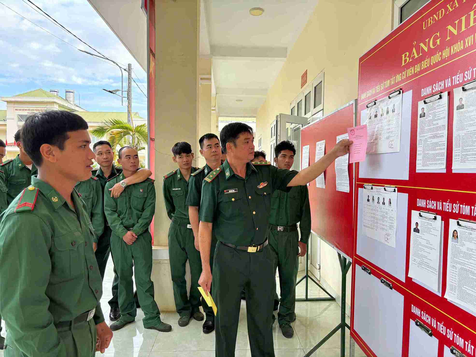 Cử tri vùng biên giới Lâm Đồng tìm hiểu về danh sách người ứng cử trước khi tham gia bỏ phiếu bầu cử. Ảnh: Phúc Khánh 