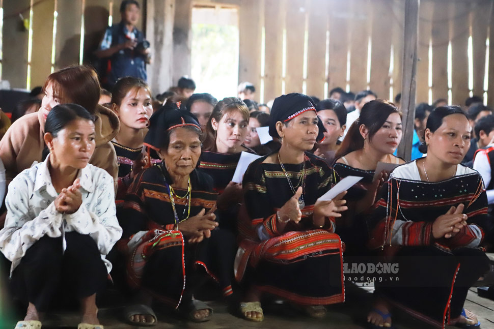 Cử tri nghe tổ bầu cử hướng dẫn quy trình bỏ phiếu. Ảnh: Hoài Phương