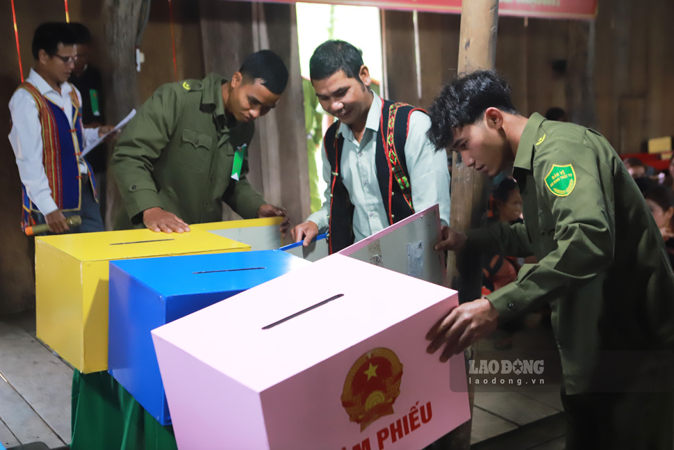 Tổ bầu cử kiểm tra hòm phiếu trước lúc cử tri thực hiện bỏ phiếu. Ảnh: Hoài Phương