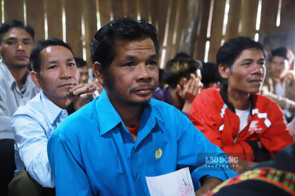 Cử tri thôn O2 chờ bỏ phiếu. Ảnh: Hoài Phương