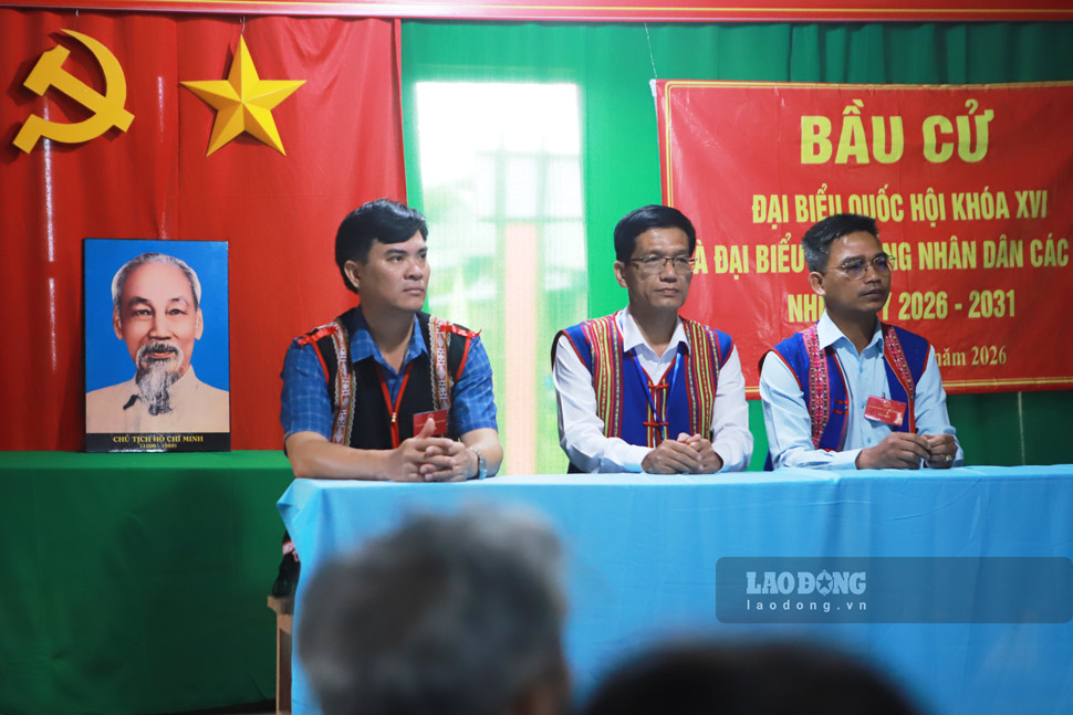 Các thành viên tổ bầu cử số 1 - thôn O2. Ảnh: Hoài Phương