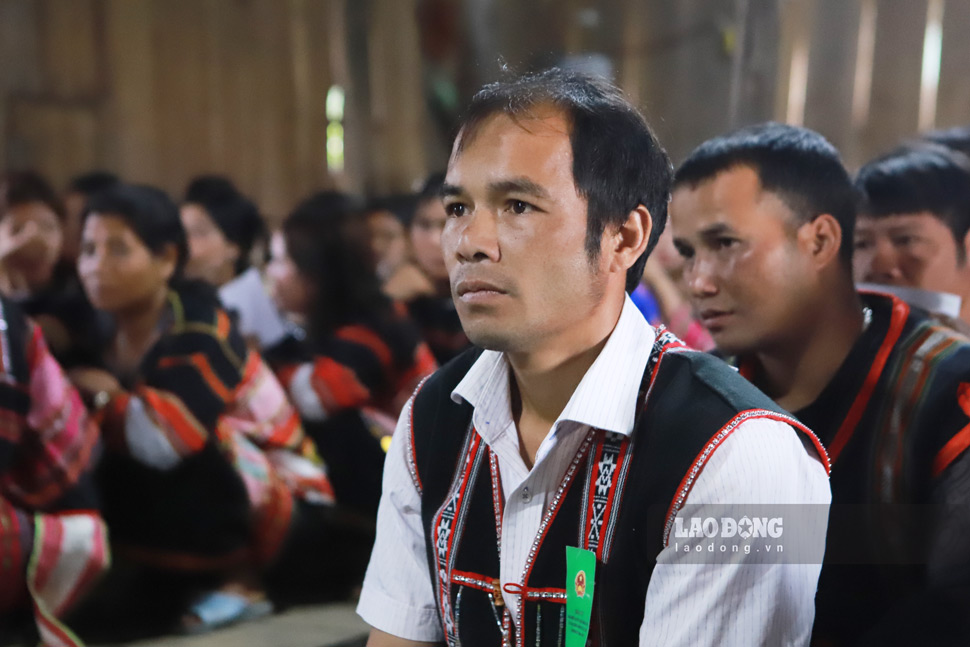 Ông Đinh Rươn gửi trọn niềm tin theo lá phiếu bầu cử. Ảnh: Hoài Phương