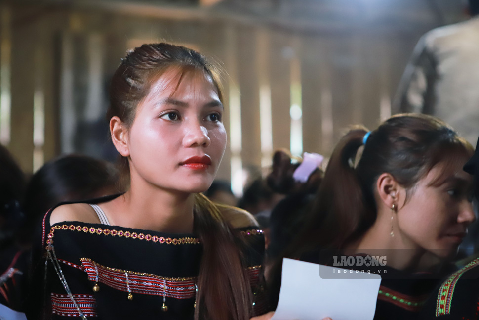 Chị Đinh Thị Hiếp cầm lá phiếu, thực hiện quyền công dân tại điểm bầu cử thôn O2. Ảnh: Hoài Phương