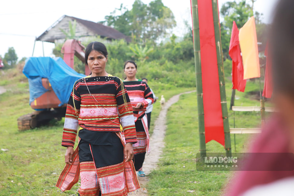 Cử tri trong thôn có mặt tại điểm bỏ phiếu từ sáng sớm. Ảnh: Hoài Phương