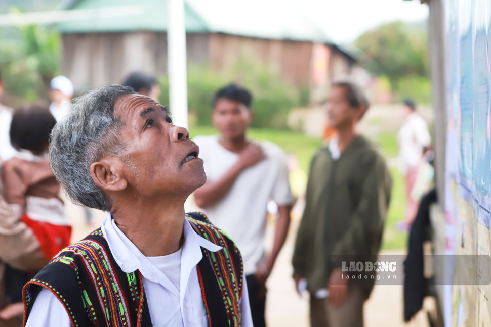 Cử tri chọn đại biểu để gửi gắm niềm tin trước lúc bỏ phiếu. Ảnh: Hoài Phương