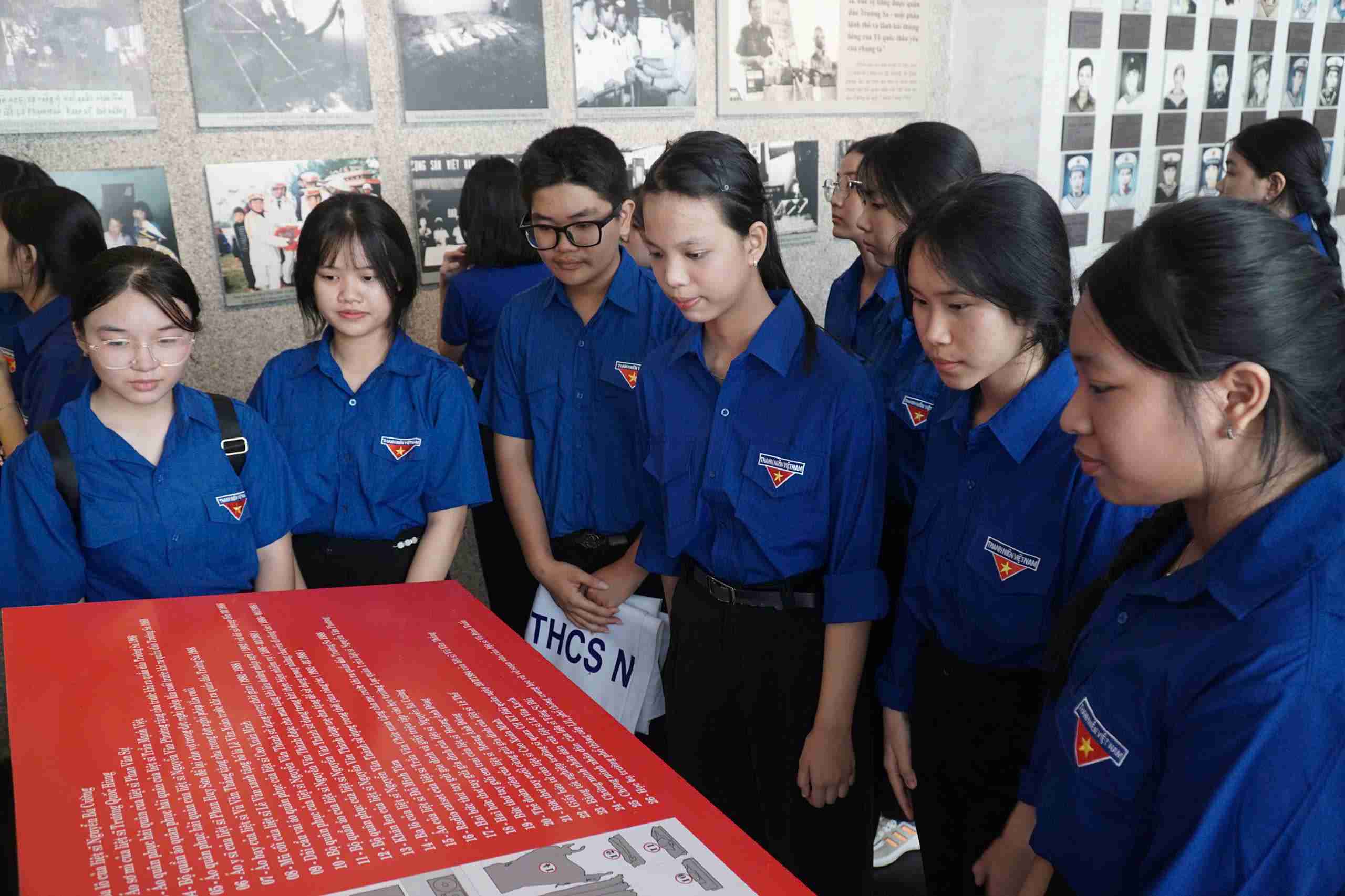 Nhiều người dân không giấu được xúc động khi nghe kể lại sự kiện Gạc Ma năm xưa. Ảnh: Hữu Long