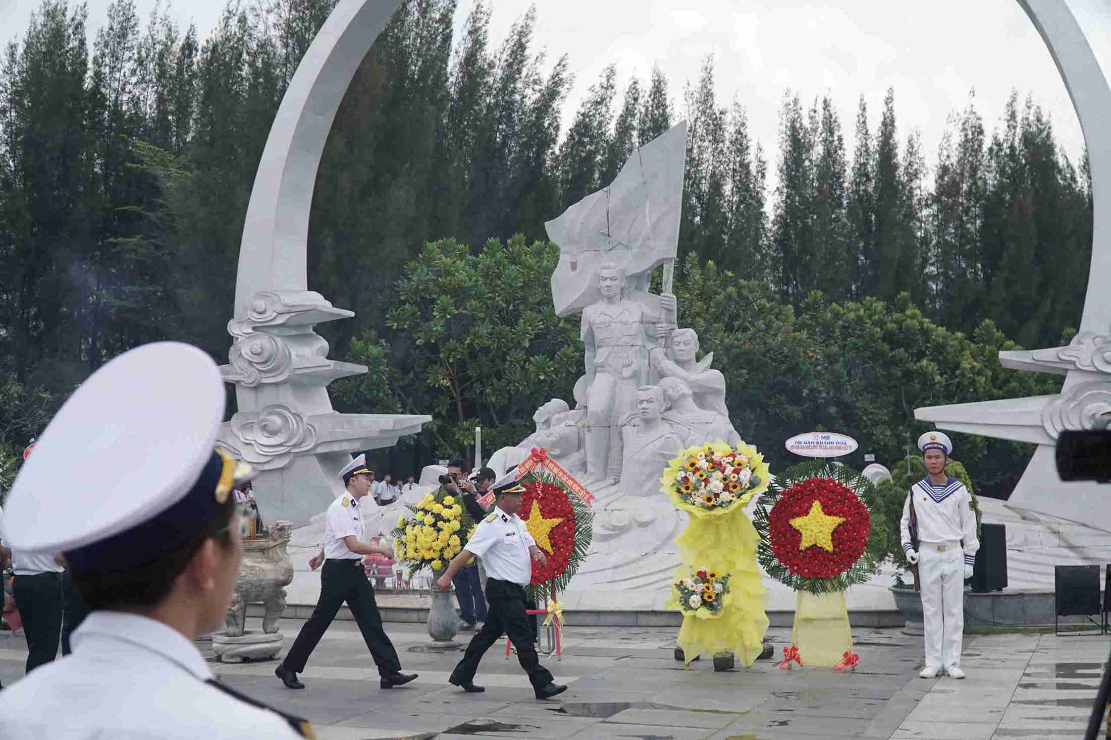 Many delegations from all over came to offer incense to commemorate the 64 soldiers who sacrificed at Gac Ma. Photo: Huu Long