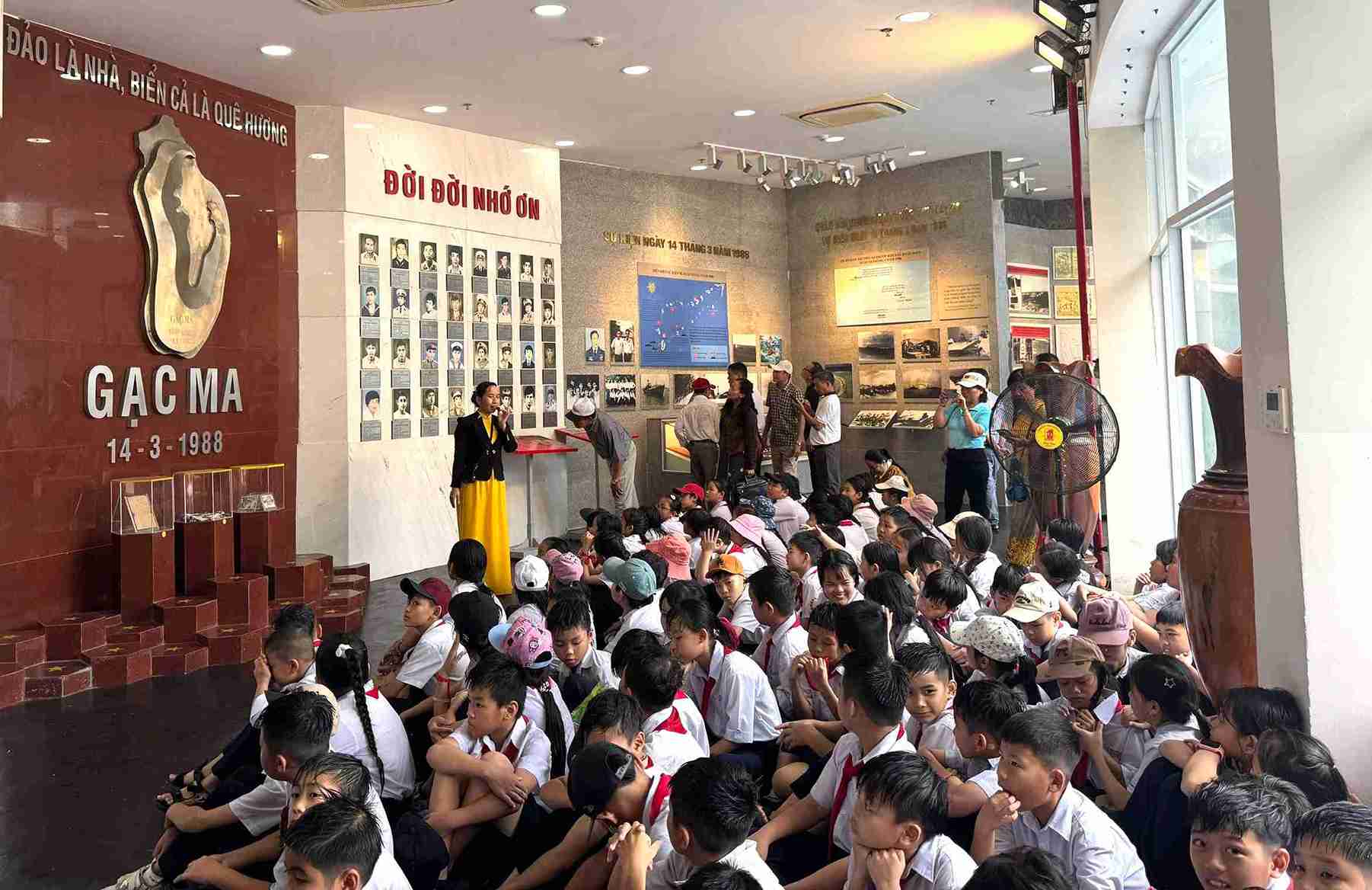 Hàng trăm em học sinh từ các tỉnh thành phía Nam đến khu tưởng niệm để nghe kể lại sự kiện Gạc Ma. Ảnh: Hữu Long