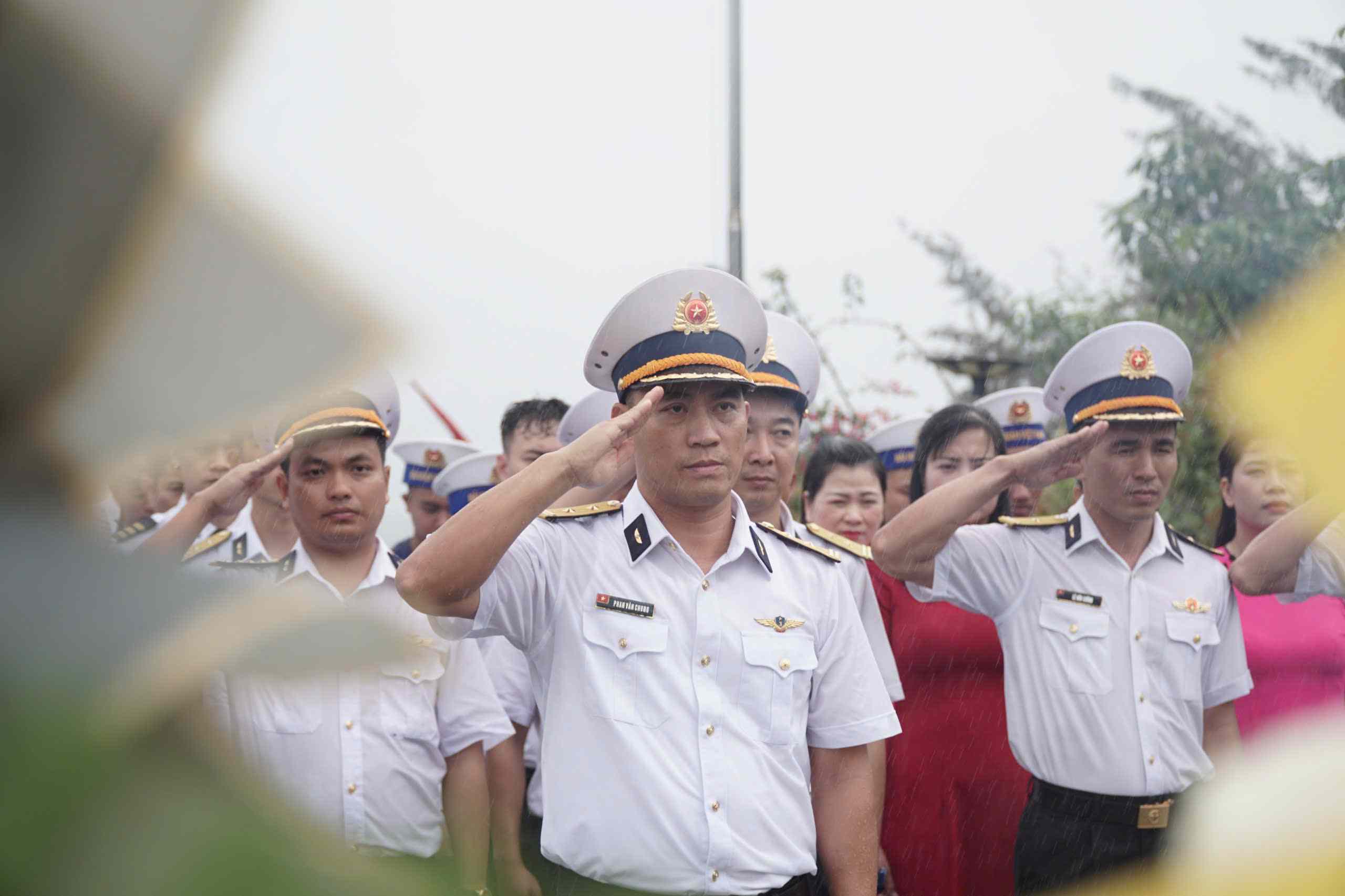 Dòng người vẫn xếp hàng đến dâng hương dù buổi sáng hôm nay thời tiết Cam Lâm có mưa lớn. Ảnh: Hữu Long