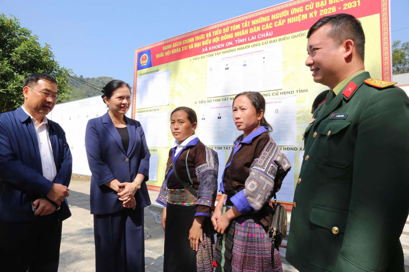 Phó Chủ tịch - Tổng Thư ký Ủy ban Trung ương MTTQ Việt Nam Hà Thị Nga trao đổi với cử tri tại xã Khoen On, tỉnh Lai Châu. Ảnh: Hương Diệp