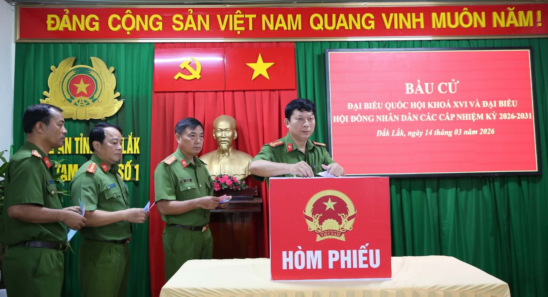 Cán bộ, chiến sĩ tại Trại Tạm giam số 1 tham gia bầu cử. Ảnh: Công Sáng