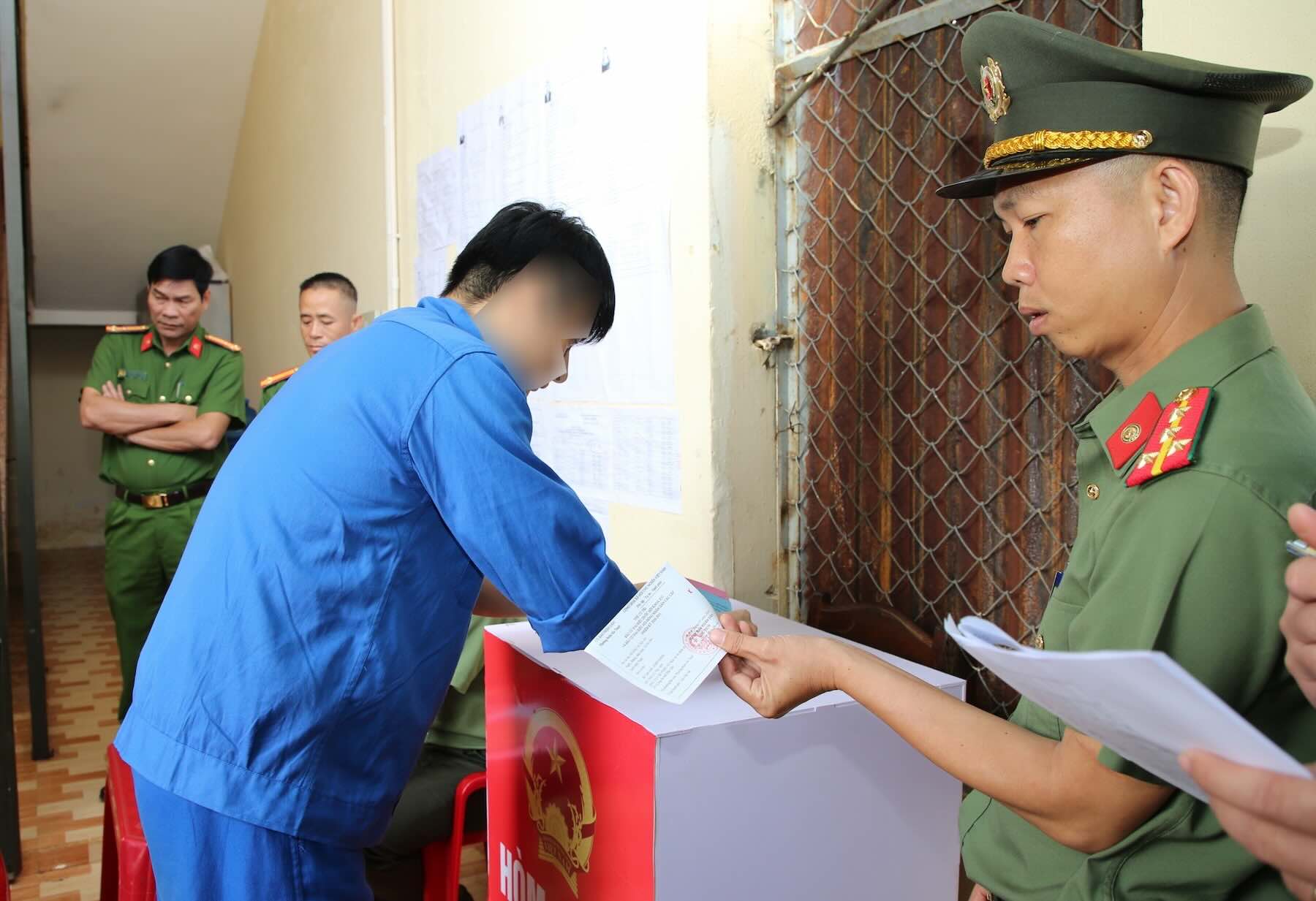 Những người bị tạm giam, tạm giữ tại Trại Tạm giam số 1 tham gia bầu cử. Ảnh: Công Sáng