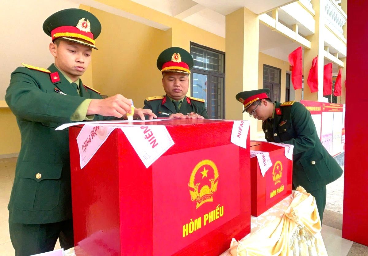 Early election day on Bach Long Vi frontline island. Photo: Xuan Nha