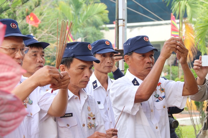 Le matin du 14 mars, les anciens combattants de Trường Sa ont offert de l'encens en mémoire des martyrs de Gạc Ma à Đà Nẵng. Photo: Nguyễn Linh