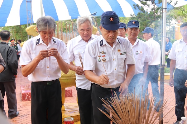 Các cựu chiến binh dâng hương tưởng niệm 64 liệt sĩ hy sinh tại trận Gạc Ma. Ảnh: Nguyễn Linh