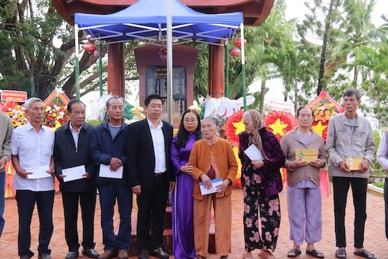 Ban liên lạc bộ đội Trường Sa thành phố Đà Nẵng giai đoạn 1984-1988 phối hợp với các đơn vị, cá nhân trao quà tri ân cho gia đình thân nhân 10 liệt sĩ Gạc Ma tại địa phương. Ảnh: Nguyễn Linh