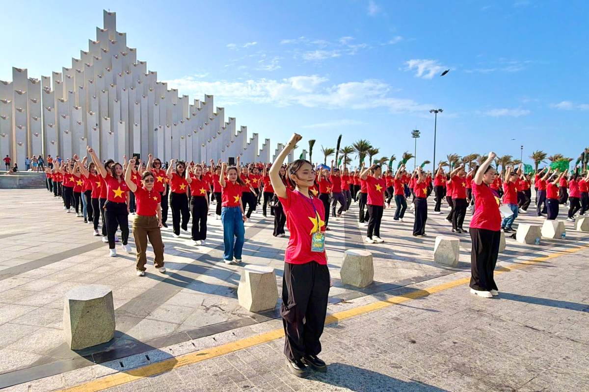 Nearly 400 female workers of Vietsovpetro perform in Tam Thang Square. Photo: Thanh An