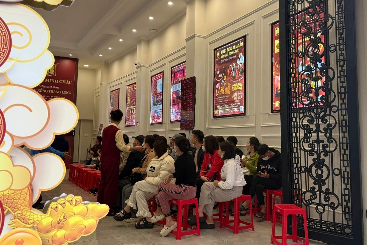 Nhiều khách hàng kiên nhẫn chờ hàng giờ để mua vàng nhẫn khi giá vàng điều chỉnh giảm. Ảnh: Phương Anh