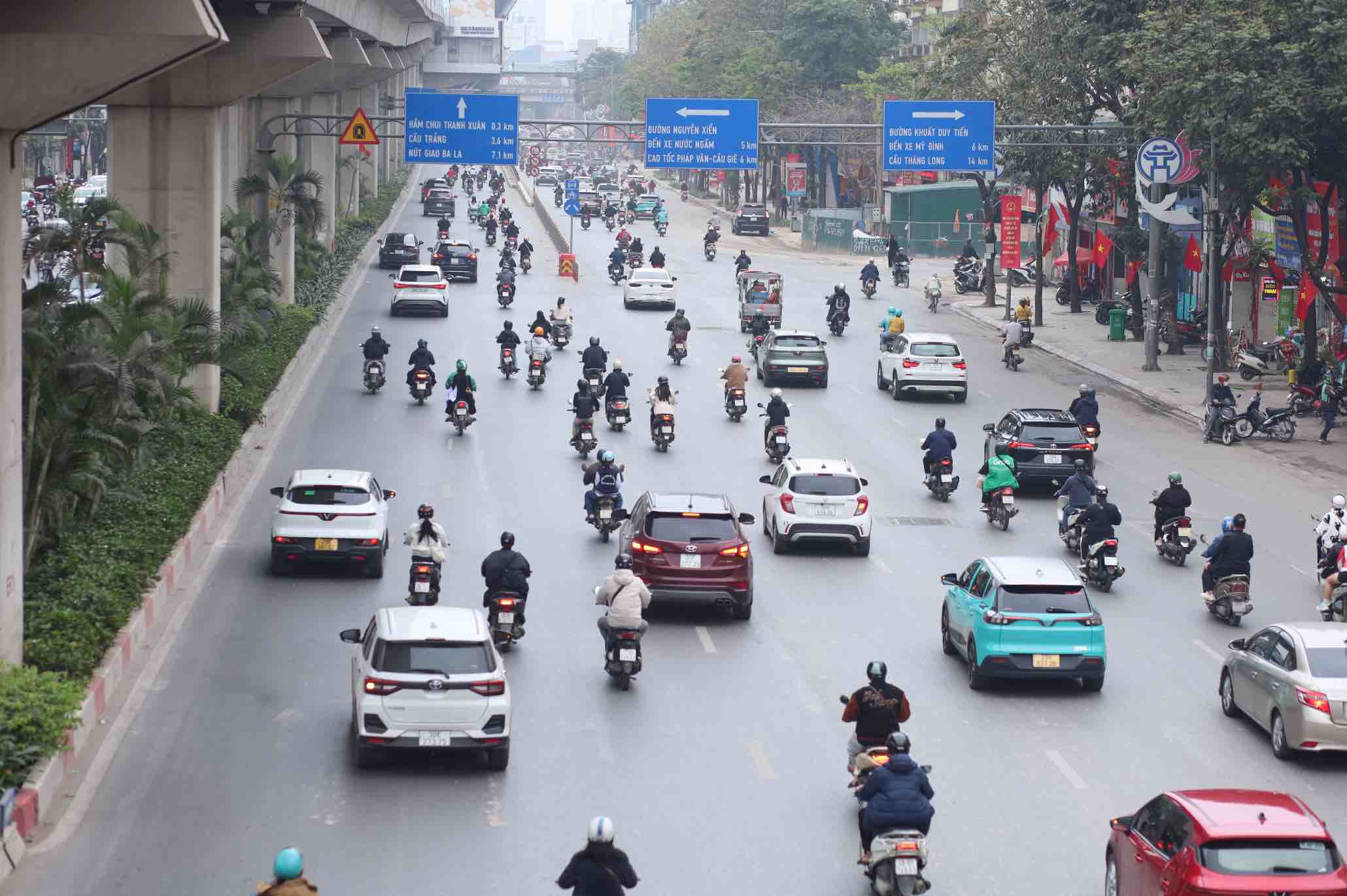 Người dân di chuyển trên đường Nguyễn Trãi trong ngày đầu triển khai rào chắn thi công dự án cống thoát nước. Ảnh: Kim Thủy