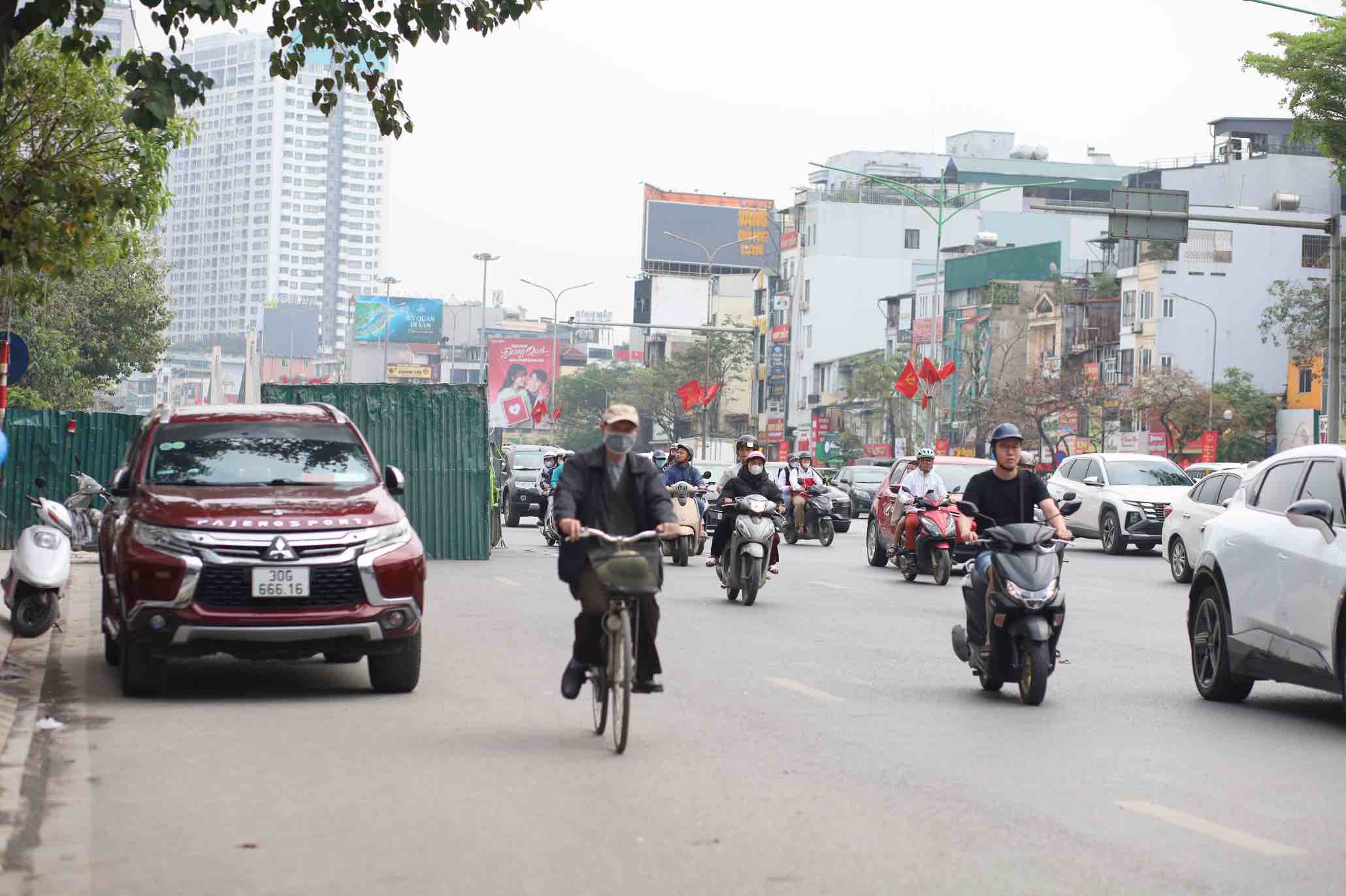 Các phương tiện di chuyển chậm khi đi qua khu vực rào chắn trên đường Nguyễn Trãi. Ảnh: Kim Thủy