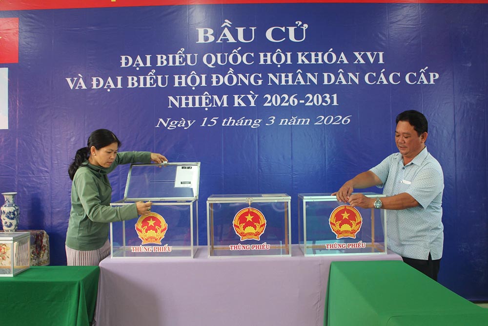 Các tổ bầu cử khẩn trương hoàn tất khâu chuẩn bị trước ngày bầu cử. Ảnh: Trần Trung.