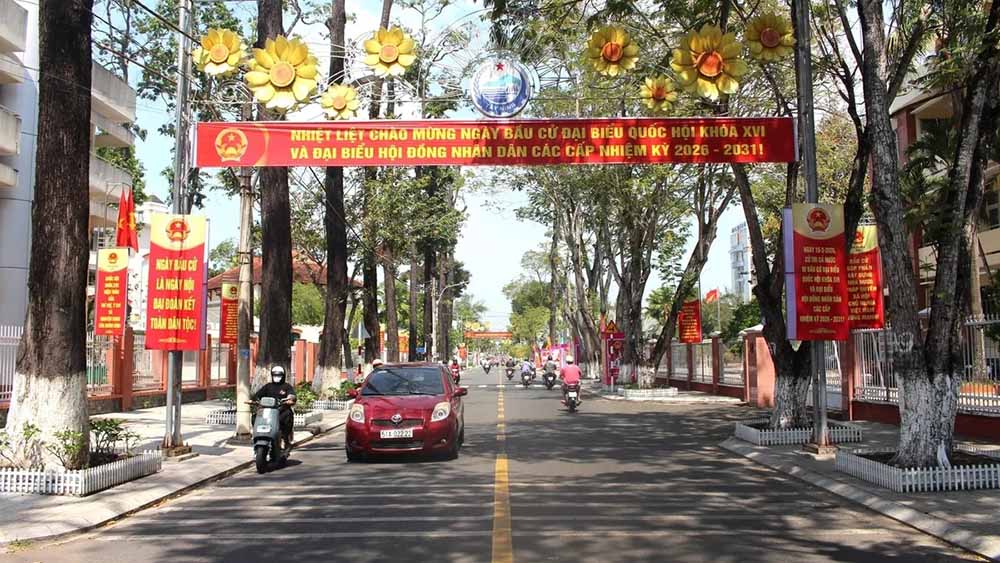 Bustling atmosphere in Tay Ninh province before election day. Photo: Tran Trung