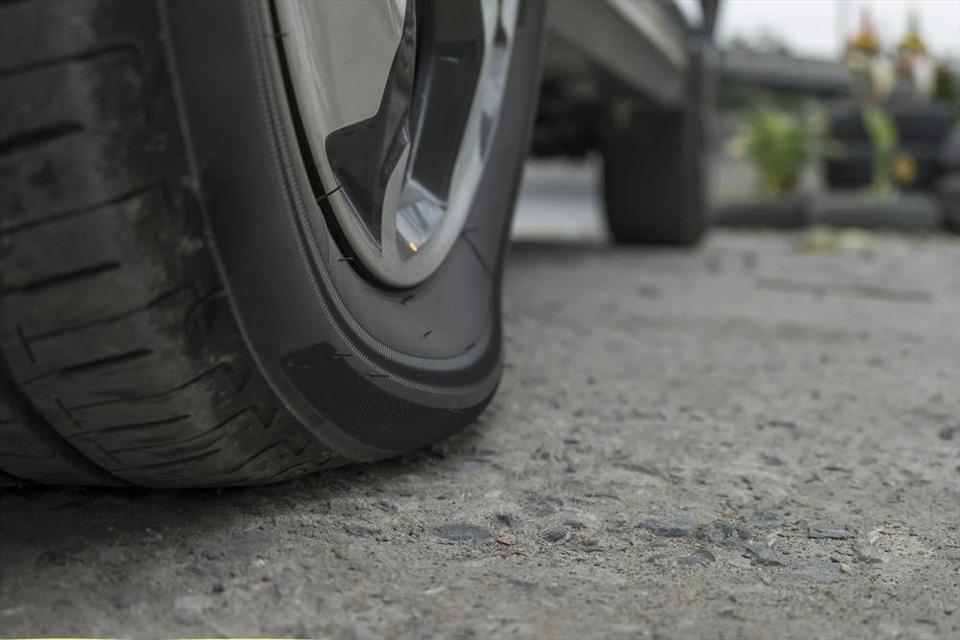 Why tires completely flatten, mini electric pumps are difficult to save. Photo: Hoang Long