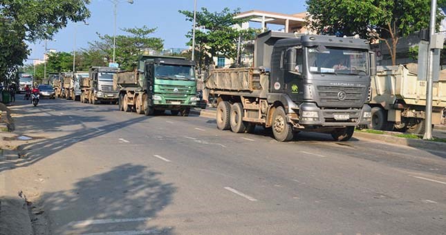 Da Nang temporarily stops large dump trucks on election day. Photo: Trung Hieu