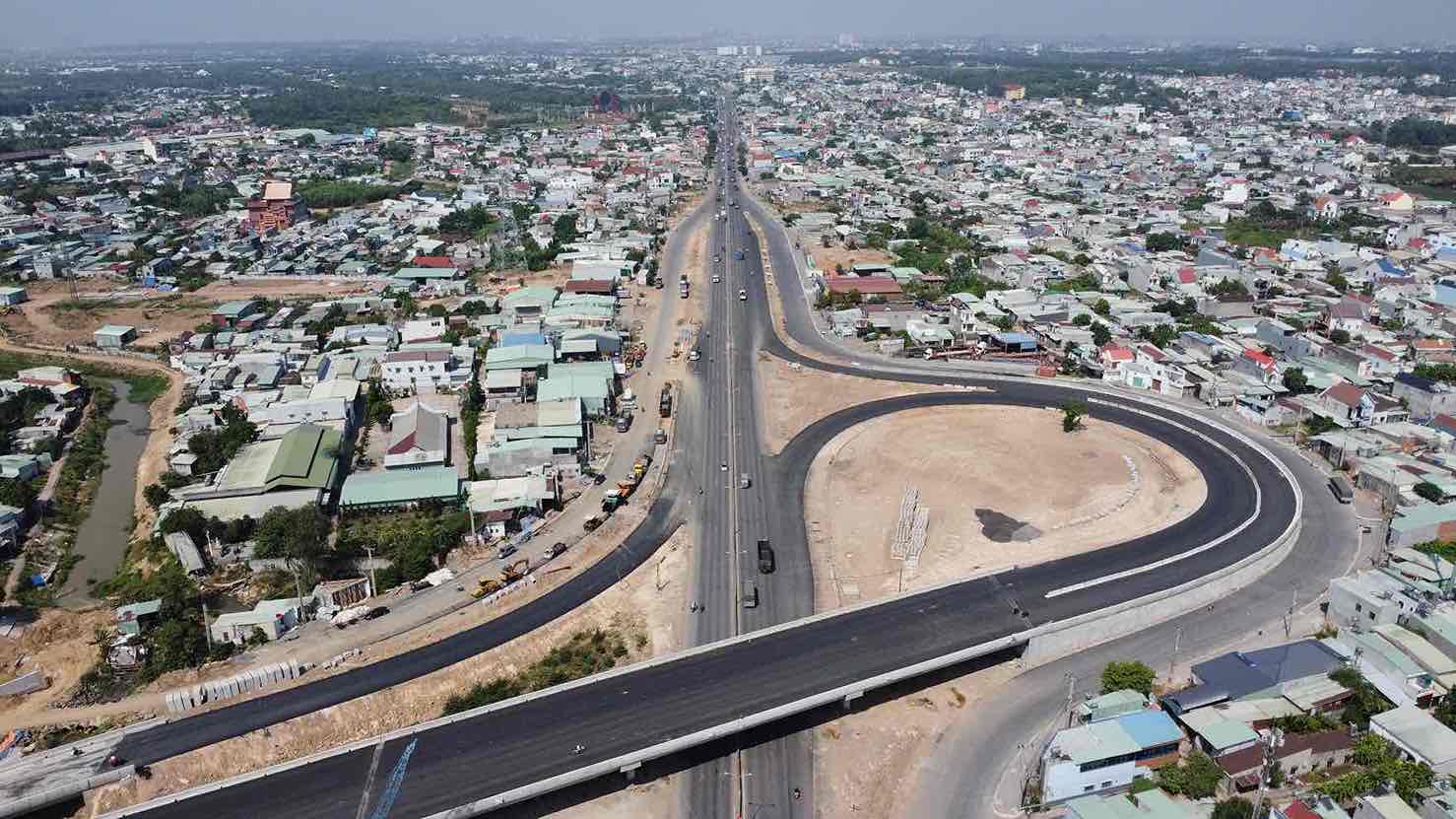 Vo Nguyen Giap road intersection (Phuoc Tan ward, Dong Nai province) and the starting point of Bien Hoa - Vung Tau expressway. Photo: HAC