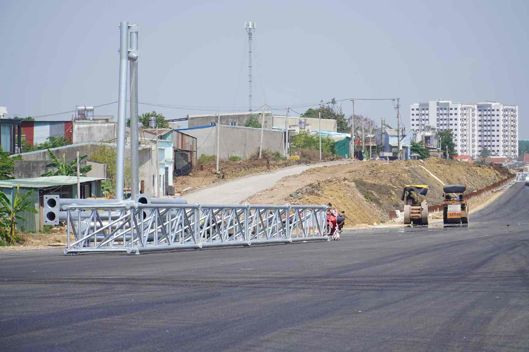 Nhiều thiết bị được tập kết chuẩn bị lắp đặt. Ảnh: HAC